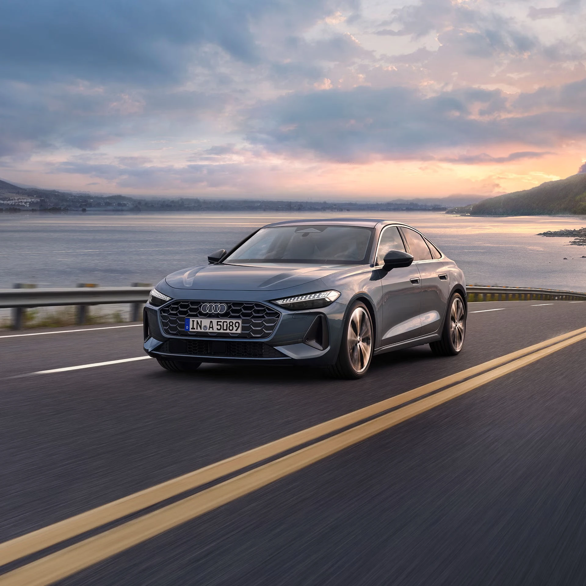 Audi em uma estrada ao entardecer