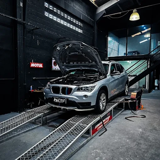 BMW com capô aberto no dinamômetro da PNR